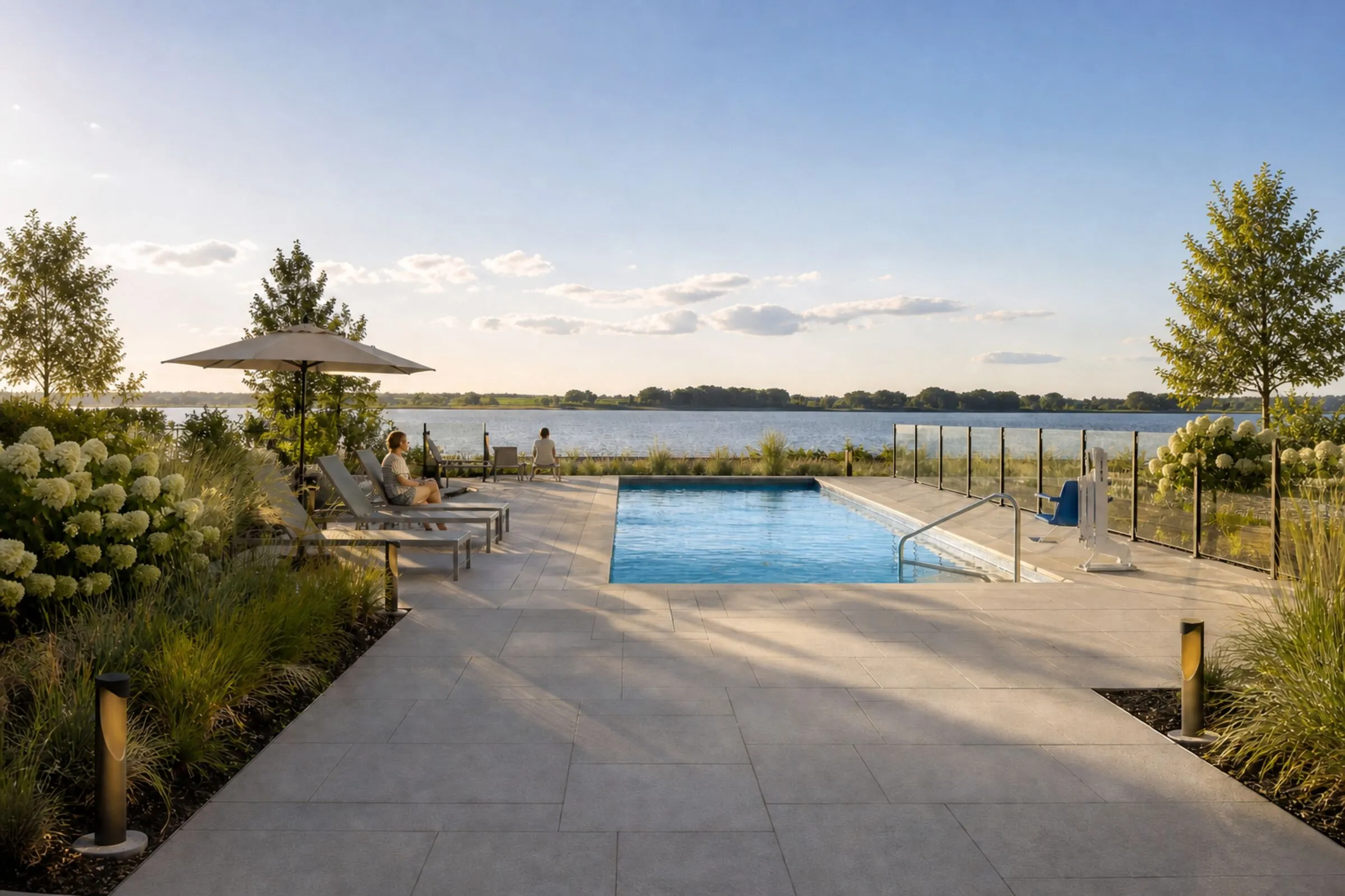 Piscine extérieure du domaine face au fleuve, avec lève-personne adapté et garde-corps de verre